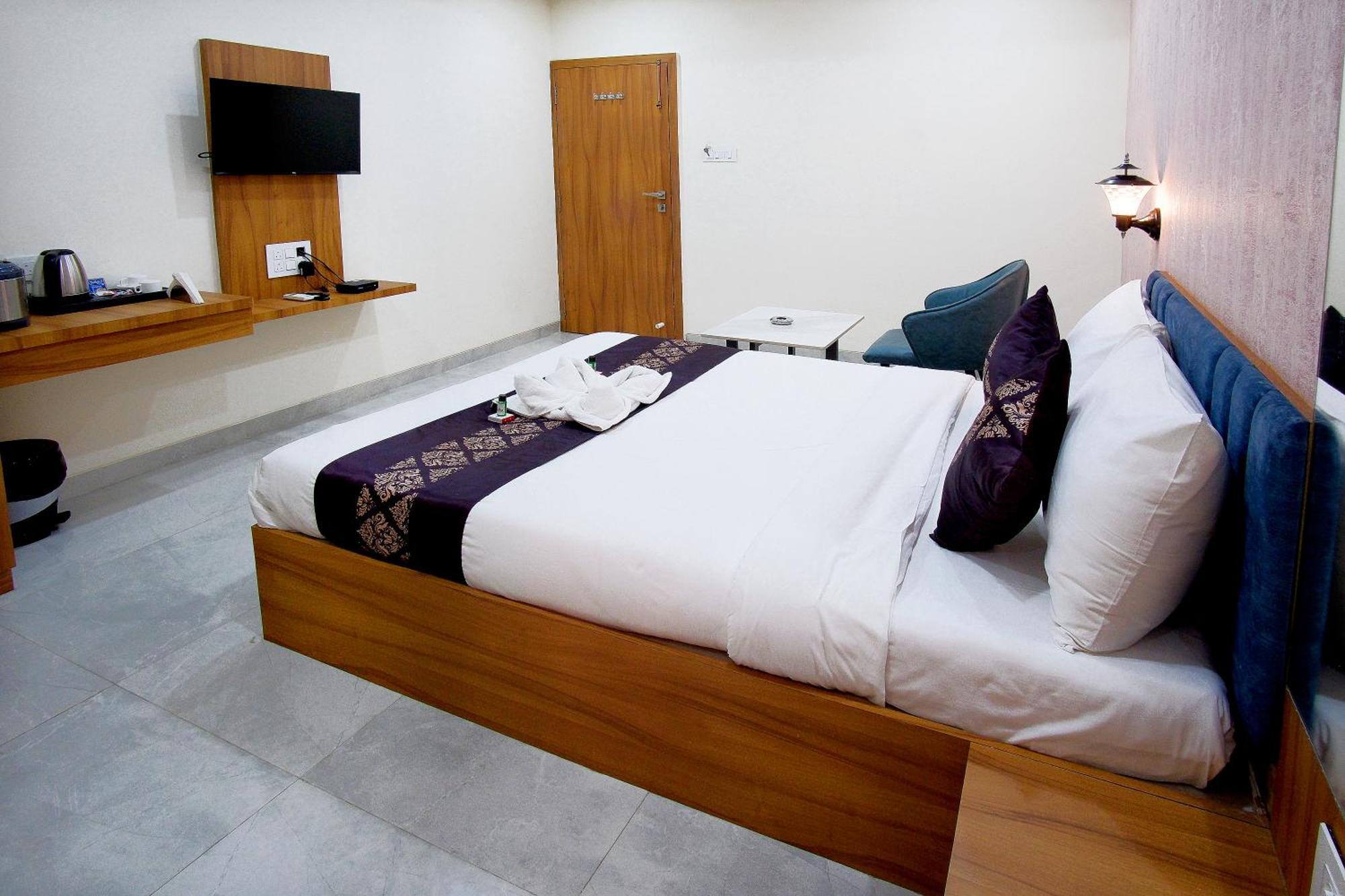 Hotel The Marion Nashik Bagian luar foto