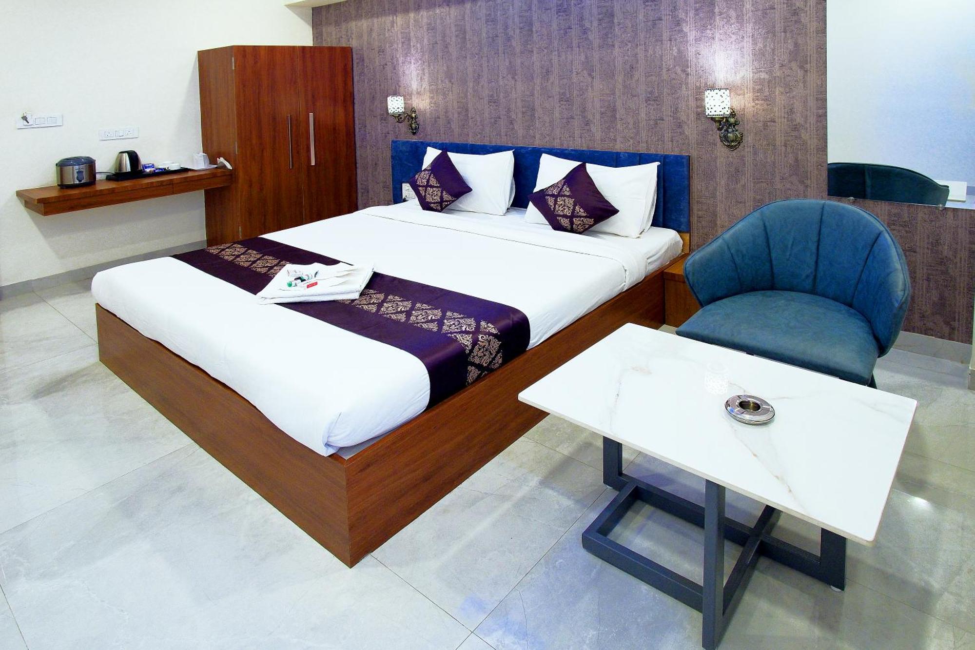 Hotel The Marion Nashik Bagian luar foto