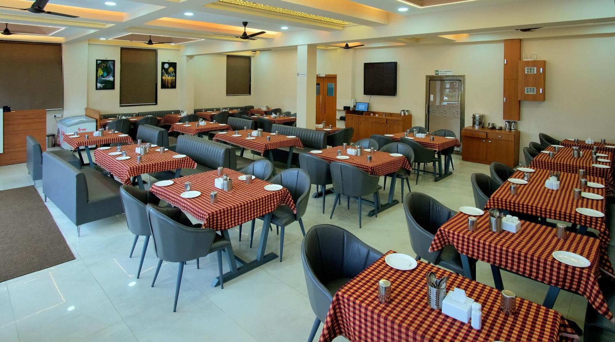 Hotel The Marion Nashik Bagian luar foto